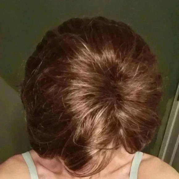 Short Synthetic full wig heavily highlighted - Picture 3 of 14